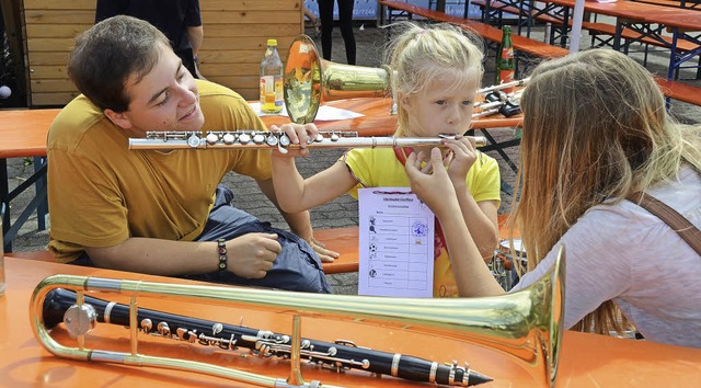 Forchheim. Instrumente ausprobieren be...n Mdchen probierts auf der Querflte.  | Foto: Roland Vitt