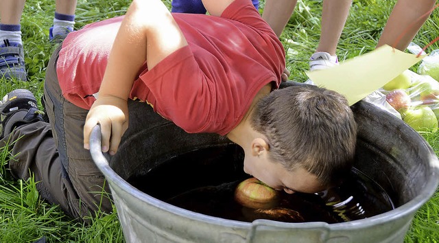 Endingen. Gar nicht so einfach, mit de...erzuber  schwimmenden Apfel schnappen.  | Foto: Roland Vitt