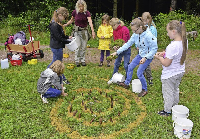 Der Umgang mit dem Naturmaterial Ton w... Kindern Kreativitt fr ein Mandala.   | Foto: Dieter Erggelet