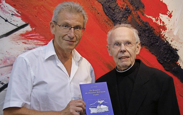 Pfarrer Paul Schufele (rechts) hat ei...r Firma Medienpartner bernommen hat.   | Foto: Wolfgang Beck