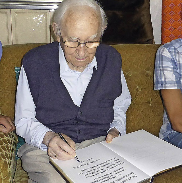 Ludwig Schneider beim Eintrag ins Goldene Buch.   | Foto: dieter fink