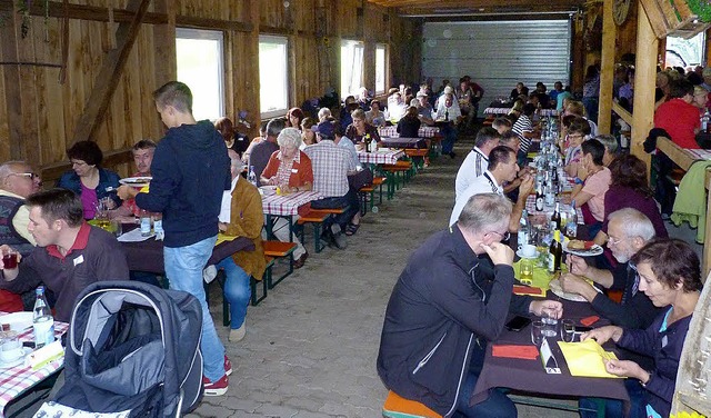 Voll besetzt war die Maschinenhalle au...g beim diesjhrigen Bauernhof-Brunch.   | Foto: ZVG