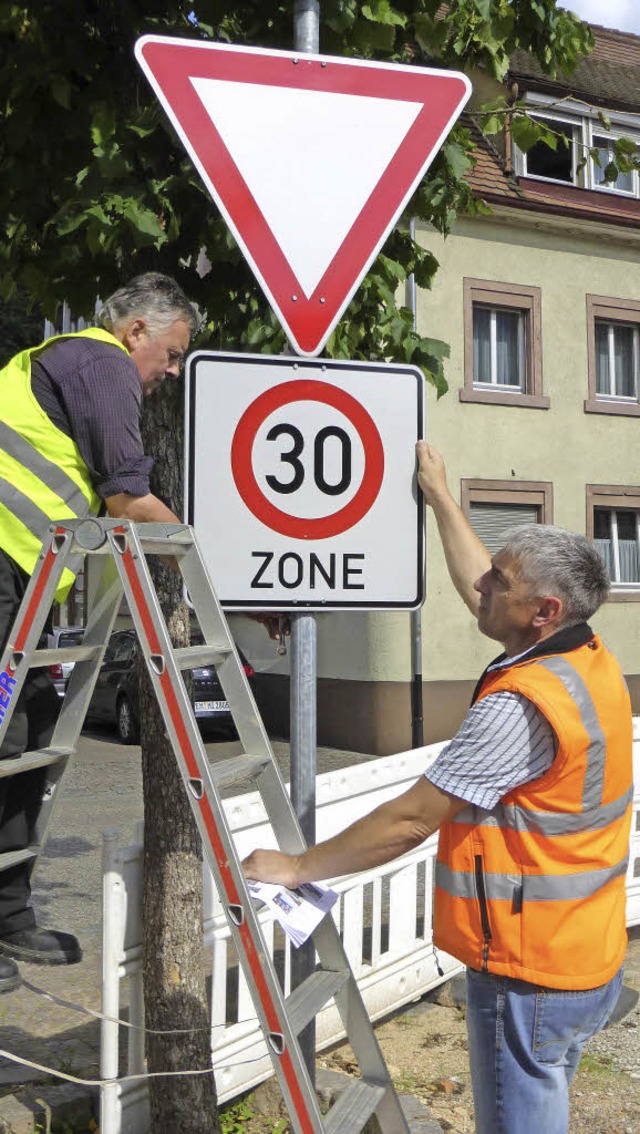 &#8222;So, hebt&#8217;s?&#8220; &#8211...Schilder an der Elzacher Hauptstrae.   | Foto: Roland Gutjahr