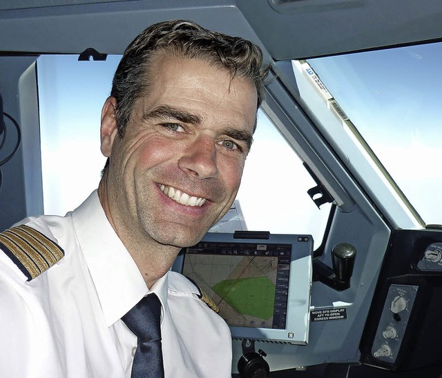 Clemens Falk im Cockpit seines Airbus   | Foto: privat