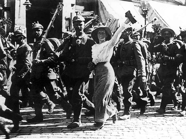 Als wr&#8217;s ein Spaziergang: Deutsche Soldaten ziehen in den Krieg.  | Foto: dpa