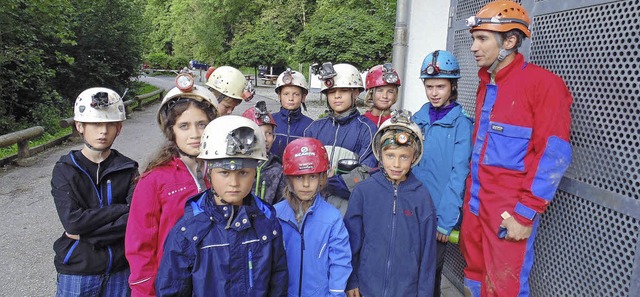 Hhlenfhrer Thomas Schwinlin mit den Kindern vor der Erdmannshhle.  | Foto: michael gottstein