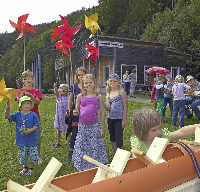 Kinder freuen sich ber ihre selbst ge...achmittag vom Energiemuseum Hottingen.  | Foto: Sandhya Hasswani