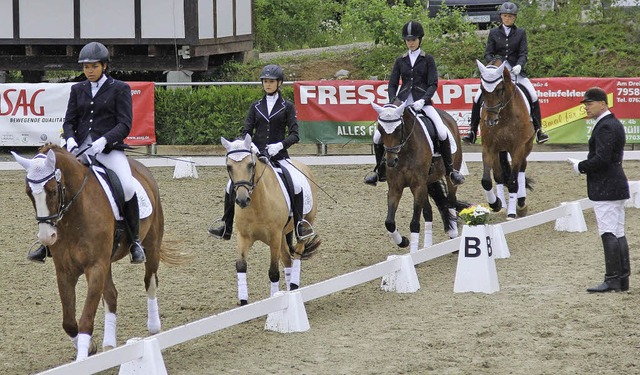 Das Dressurteam des Reitervereins Lrr...neben Reitlehrer Hermann Josef Albers   | Foto: Privat