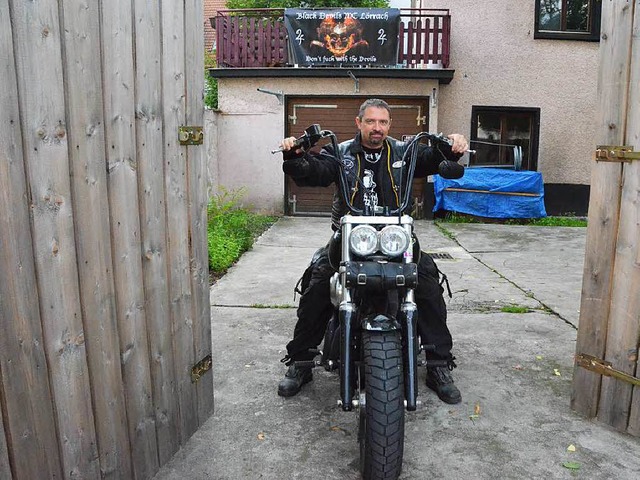 Black Devils-Prsident Dominik Schneider auf seinem &#8222;Moped&#8220; im Hof  | Foto: Jochen Fillisch
