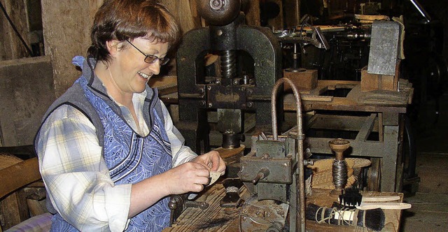 Eine Kunst fr sich:  Eine Brstenmacherin zeigt ihr Handwerk.   | Foto: Ulrike Spiegelhalter