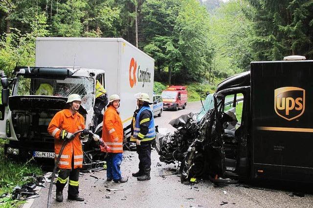 Fahrer nach Frontal-Crash eingeklemmt