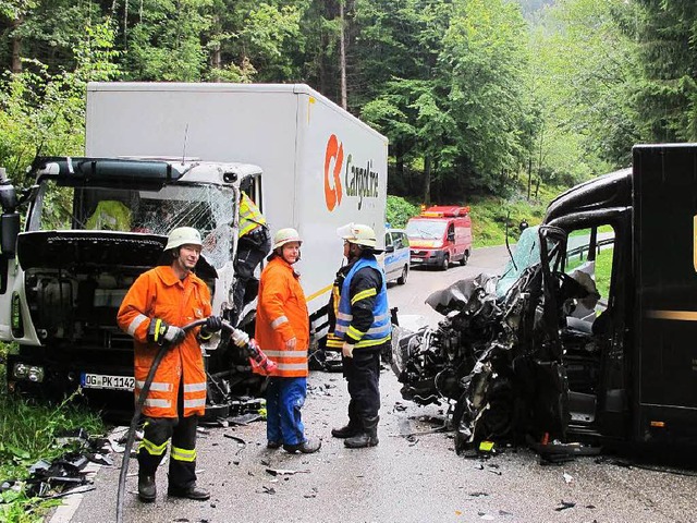 Die Feuerwehr musste mit schwerem Gert helfen  | Foto: polizei