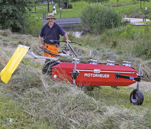 Der neue Motorheuer, den Bauhofleiter ... nicht nur im Kurpark wertvolle Hilfe.  | Foto: Chris Seifried