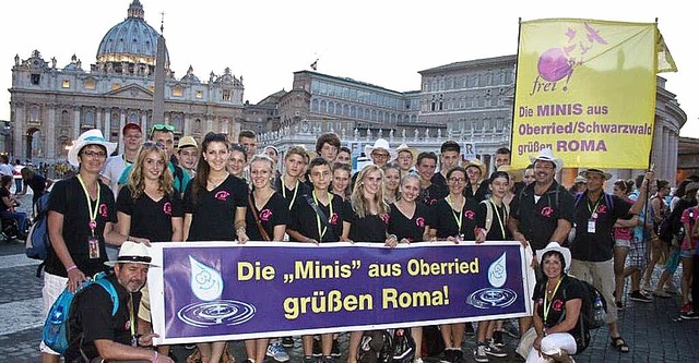 Die Ministranten aus Oberried und Hofsgrund auf dem Petersplatz in Rom.   | Foto: Privat