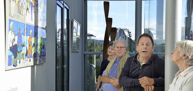 Romain Burgy (zweiter von rechts)erklrt eines seiner Werke.  | Foto: Alexandra Wehrle