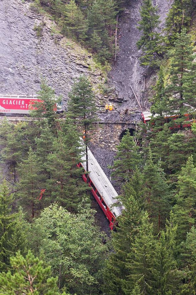 Im Kanton Graubnden  ist ein Zug an einem Steilhang entgleist.  | Foto: dpa