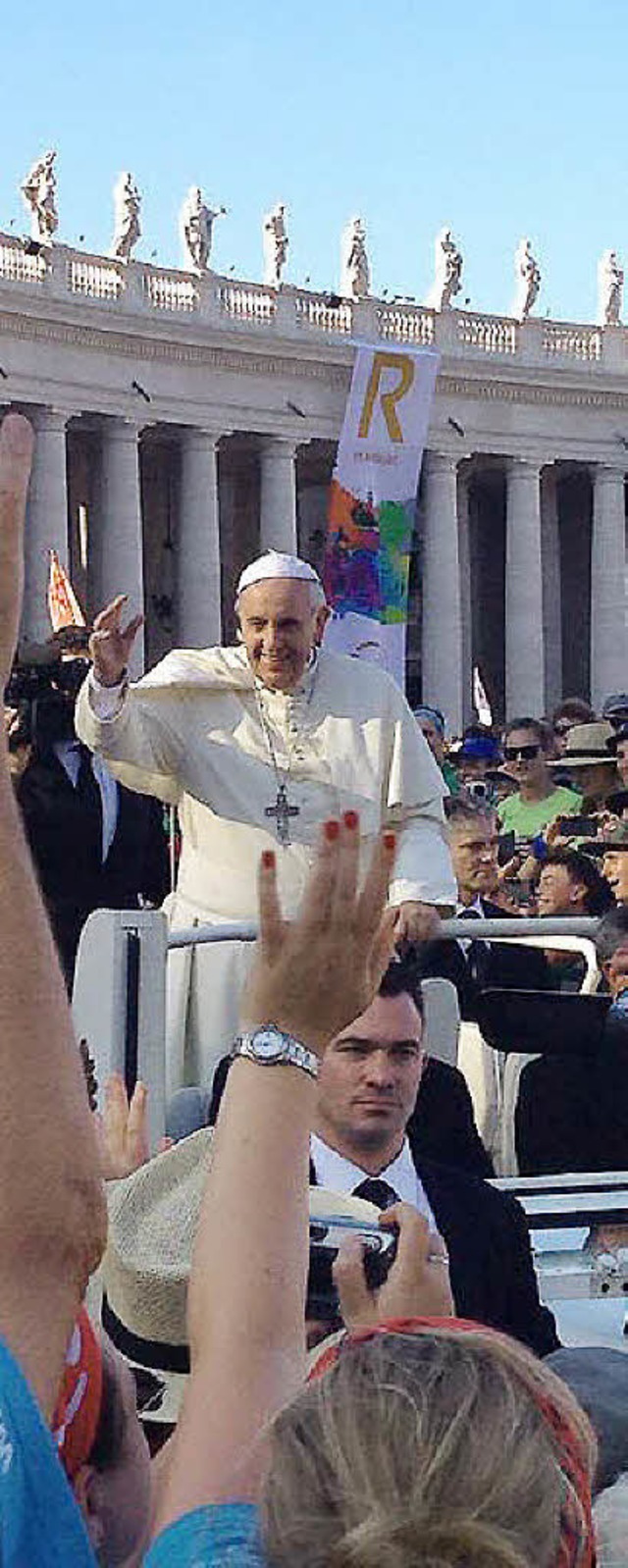 Der groe Moment: Papst Franziskus begrt die Teilnehmer.  | Foto: ZVG