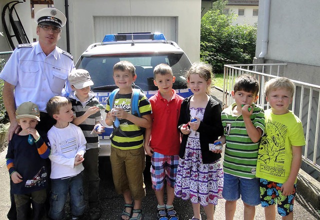 Ferienkinder besuchten den   Polizeipo...de.  Links: Postenleiter Lothar Mhl.   | Foto: Frank