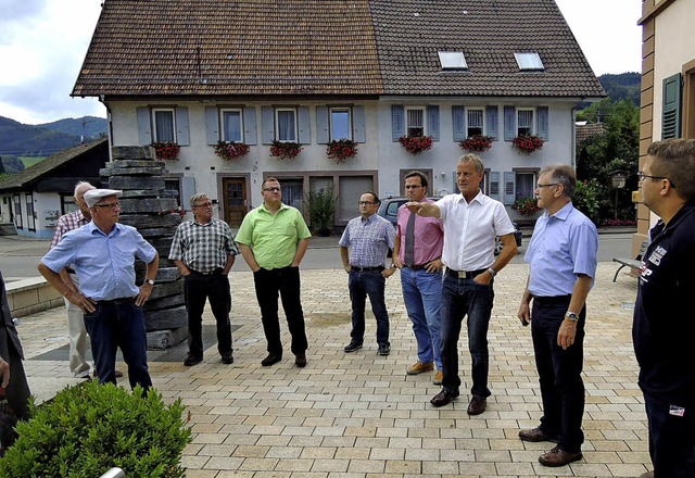 Hofstettens Brgermeister Henry Heller...weitere Gste hrten interessiert zu.   | Foto: Kurt Meier