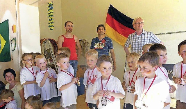 Die Kinderfuballer bekamen eine Siegermedaille.  | Foto: Hans-Jrgen Wehrle