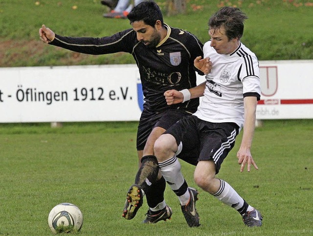 Gehen knftig getrennte Staffelwege: M...nks) und  Lorenz Ebi vom FC Dachsberg.  | Foto: Neubert