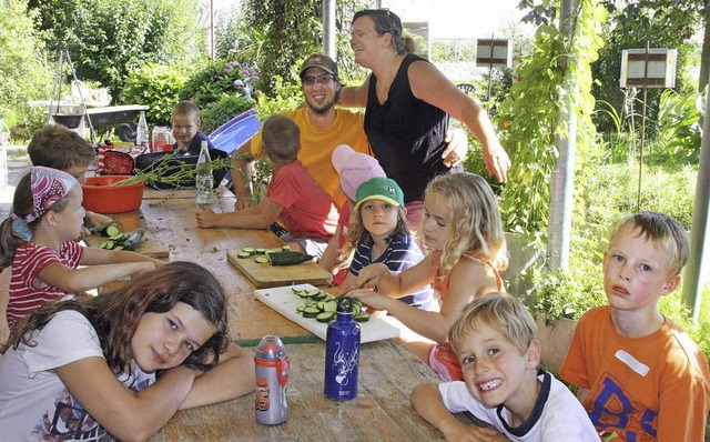 Beim Schnuppernachmittag in der Demete...en Salat selbst ernten und zubereiten.  | Foto: privat