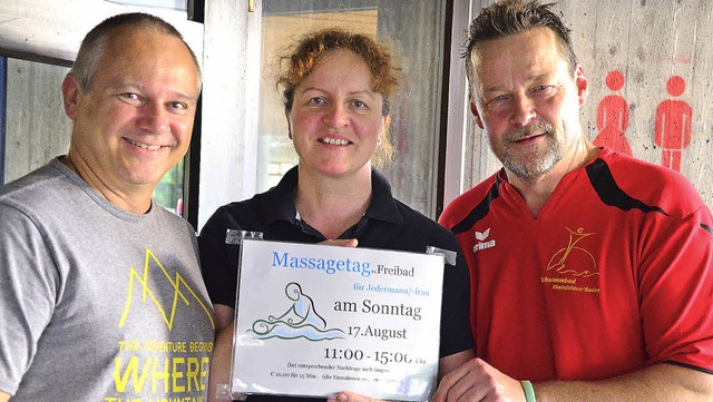 Bereit fr den Massagetag: Paul und Dagmar Draeger mit Matthias Selz (rechts).   | Foto: Martina Proprenter