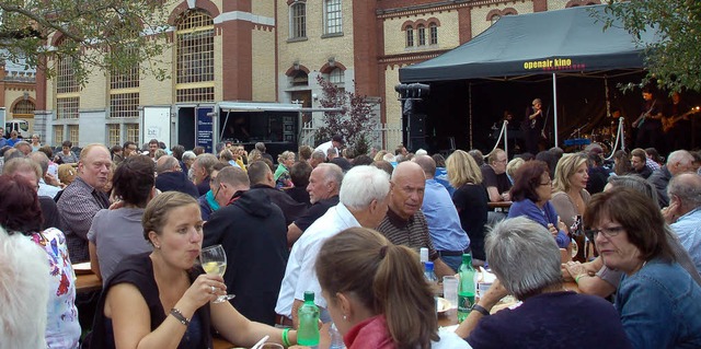 Unterhaltung gibt es auch vor dem Film...musik und einem groen Speisenangebot.  | Foto: Petra Wunderle