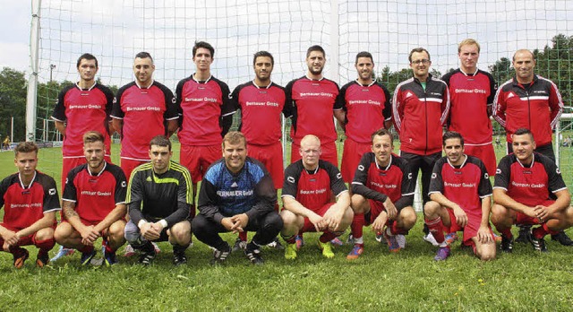 Umbruch beim FC Rotzel: Trainer Gianlu...i (vorne von links) als neuen Spielern  | Foto: Jrn Kerckhoff