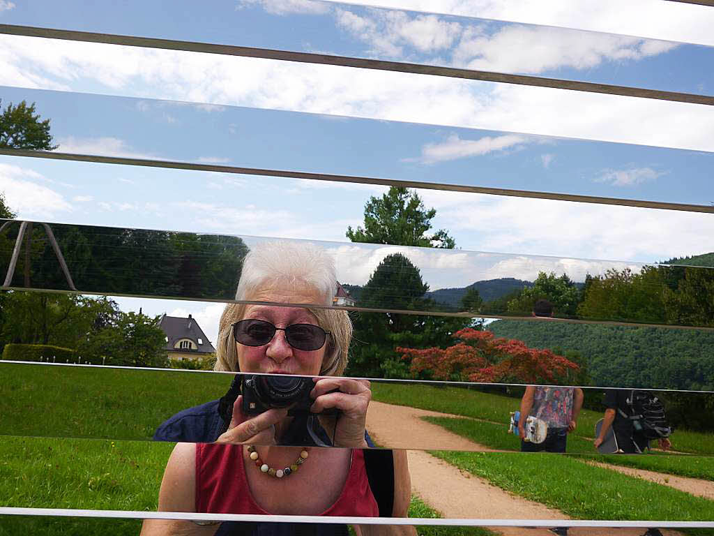 Erika Koch (74) aus Denzlingen hat sich im Park der Sinne in Badenweiler fotografiert.