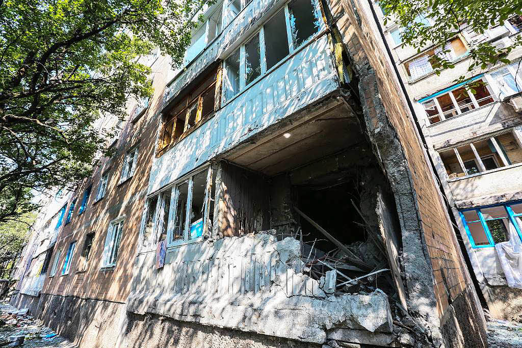 Ein durch eine Rakete zerstrtes Wohnhaus in Donezk