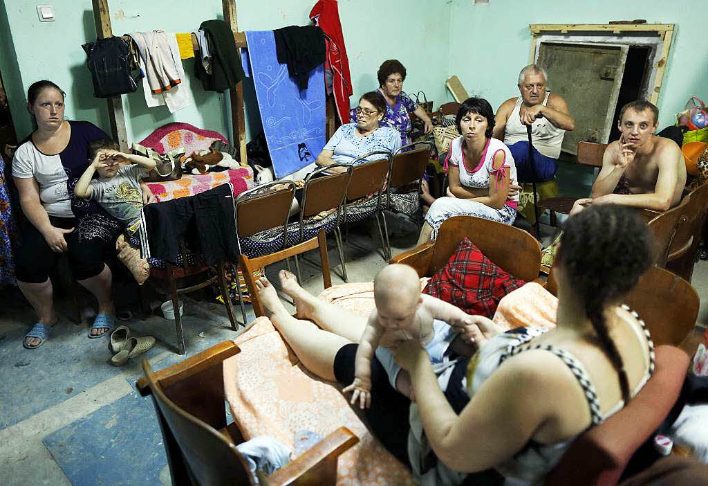 Menschen die sich in einem Luftschutzbunker nahe Donezk vor den Kmpfen verstecken.