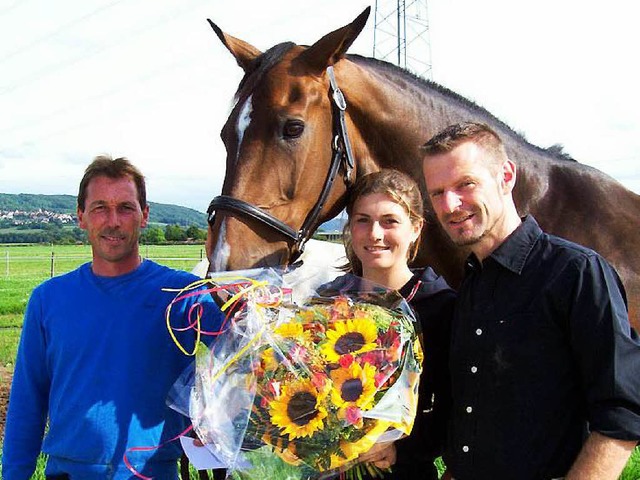 Rainer Dreher, Pia Reich und Vorsitzen...ch ber Pias Goldenes Reiterabzeichen.  | Foto: Renate Wendt