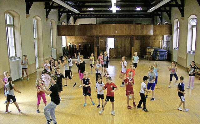 Hallenboden als Tanzparkett: 19 Kinder lernten HipHop.   | Foto: Privat