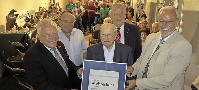 Gustav Welte erhielt aus der Hand des ...Rees, und Firmenchef Karl Heinz Welte.  | Foto: Reiner Merz