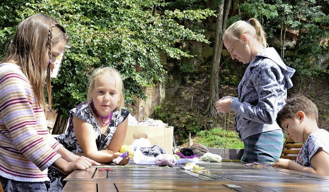 Jungs und Mädchen basteln mit Wolle. | Foto: Leonie Lieberam Jungs und Mädchen basteln mit Wolle. | Foto: Leonie Lieberam