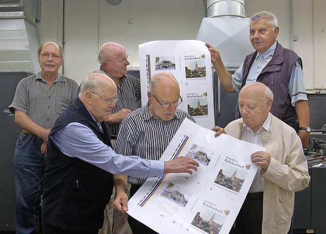 Das Reichenbacher Autorenteam mit dem ...ild vom Druckverlauf des Heimatbuchs.   | Foto: Wolfgang Beck