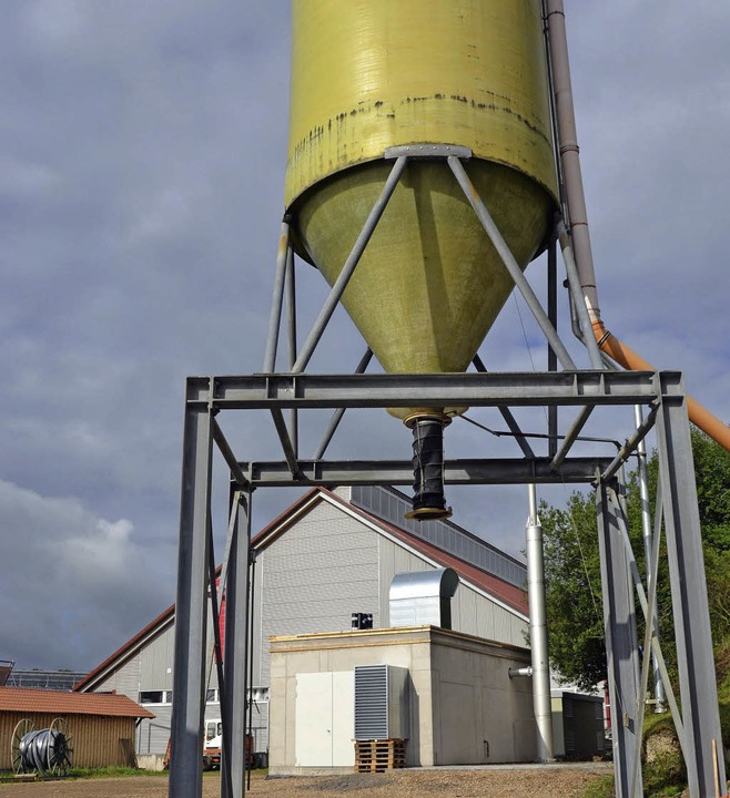 Das Salzsilo und dahinter das neue Blockheizkraftwerk  | Foto: Martin Wunderle