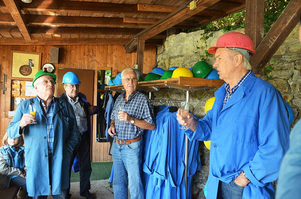 Auf 50 Jahres Ortsgruppe: Der Vorsitzende des Schwarzwaldvereins in Karsau, Ewald Wehrle (links) hebt das Glas.