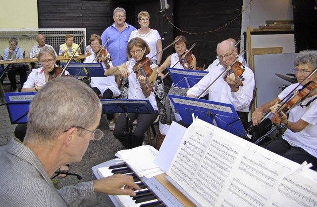 Das Salonorchester spielte im &#8222;H...220; beim Jubilum von Familie Probst   | Foto: Willi Brklin