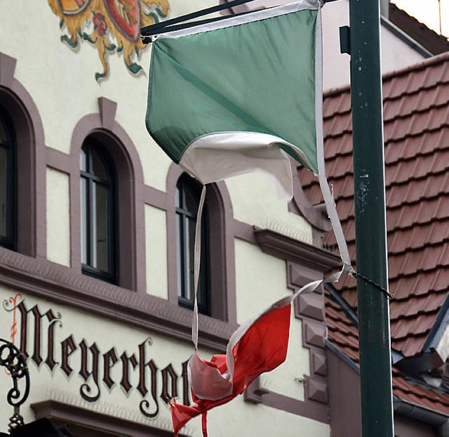 Sturmschaden:  Fahne in der Fugngerzone.   | Foto: Nikolaus Trenz