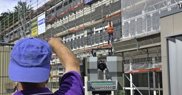 Baustelle Schlossbergschule: Der dreig...b umgebaut; hier Vermessungsarbeiten.   | Foto: Nikolaus Trenz