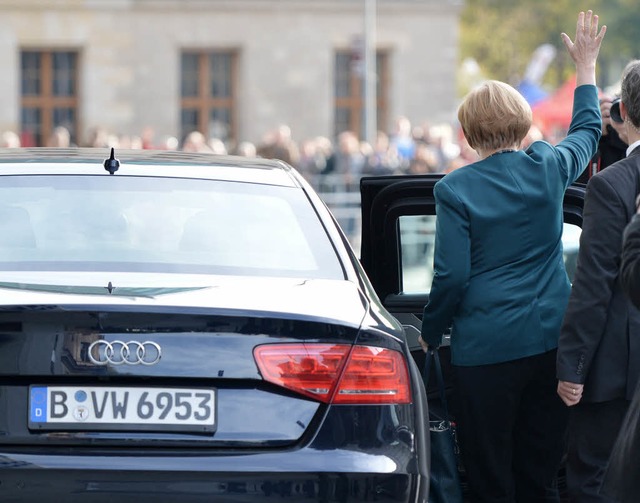 Kanzlerin und Panzerwagen: Auch Angela...nterwegs, hier im Audi A8 L Security.   | Foto: dpa