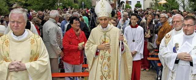 Erzbischof Georg Gnswein, der Pilger ...d der Lichterprozession teilzunehmen.   | Foto: spether