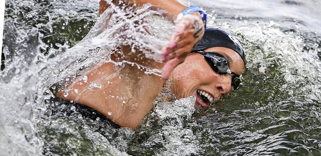 Isabell Hrle schwimmt der Goldmedaille entgegen.   | Foto: dpa