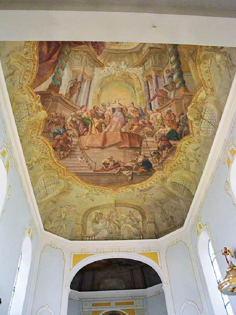 In der Kirche: Die Deckenmalerei soll die heilige Elisabeth zeigen, wurde vom Maler aber nach dem Vorbild Maria Theresias gemalt.