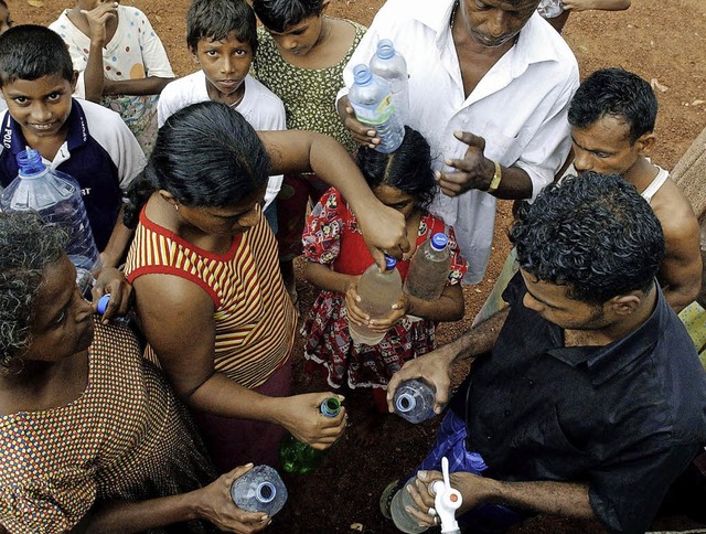 In Sri Lanka Luxus: sauberes Trinkwasser  | Foto: AFP