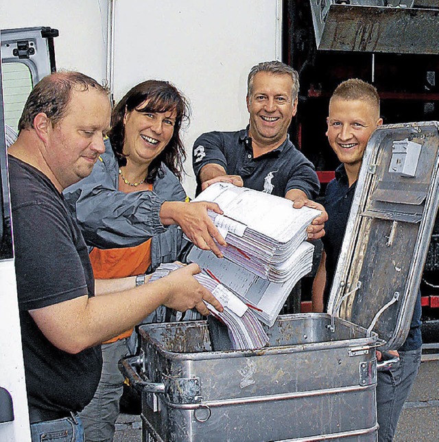 Freiwillige Helfer beteiligten sich an...ktenvernichtungsaktion in Oberrotweil.  | Foto: herbert trogus