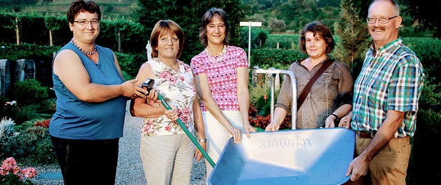 Die Bischoffinger Landfrauen spendeten...den Friedhof einen Handtransportwagen.  | Foto: herbert trogus