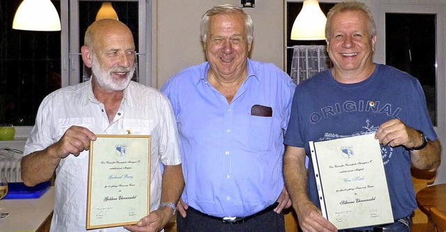 Gerhard Bury (links) und Uwe Kind (rec... Urkunde und einem Weinprsent geehrt.  | Foto: christine weirich
